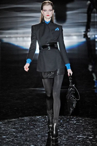 Look 16